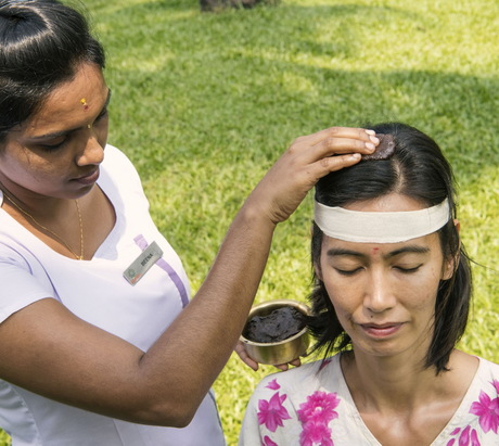 Frau erhält Kopfbehandlung bei Ayurveda Kur