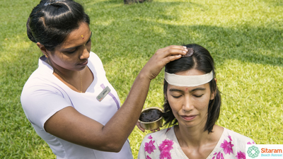 Frau erhält Kopfbehandlung bei Ayurveda Kur