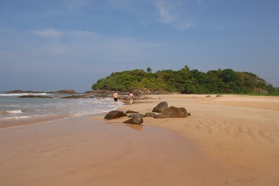 Am Strand spazieren gehen