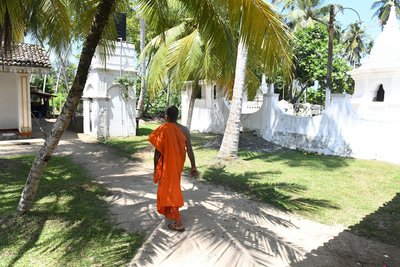 Begleiten Sie den Mönch im nahegelegenem des Bimbarayam Kloster