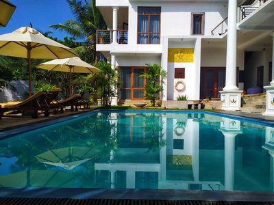 Am Pool die Ruhe des Resorts genießen