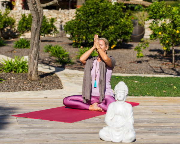 Meditierende Frau auf Yogamatte