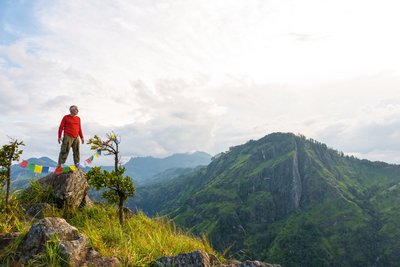 Genießen Sie vom Little Adam's Peak eine einmalige Aussicht über die Schlucht von Ella