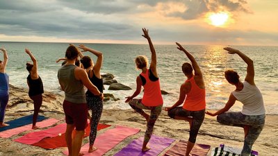Praktizieren Sie Yoga bei atemberaubenden Sonnenuntergängen direkt am Strand