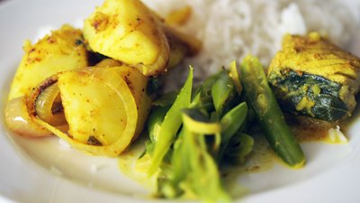 Ein Gericht aus Reis, Zwiebeln und grünem Gemüse