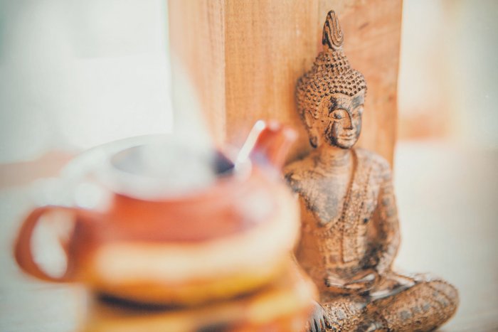 Buddha Statue mit Teekanne