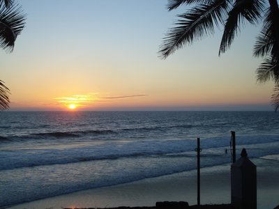 Rotleuchtende Sonnenuntergänge über dem Meer