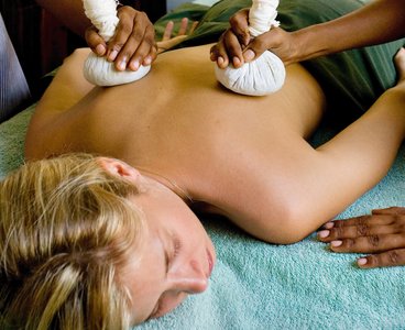 Entspannen Sie bei einer ayurvedischen Kräuterstempel Massage im Barberyn Beach Resort