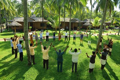 Yoga unterstützt die Ayurveda-Kur im Sitaram Beach Retreat in Indien