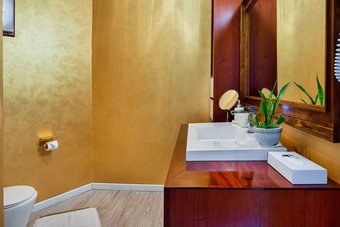 Das Badezimmer der Junior Suite mit hochwertiger Ausstattung Das Badezimmer der Junior Suite mit hochwertiger Ausstattung