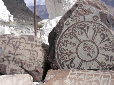 Besichtigen Sie die Manisteine in Hundar