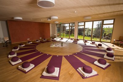 Der lichtdurchflutete Yogaraum sorgt für entspannende Yogaeinheiten
