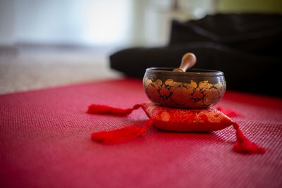 Fahren Sie herunter bei einer Meditation im Sathya Ayurveda Hotel