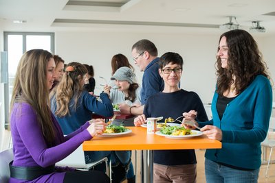 Menschen essen gemeinsam zu Mittag