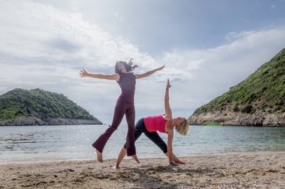 Yoga in der ruhigen Bucht Agios Georgios Pagi - inspirierend