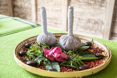 Duftende Reissäckchen und Blumen gehören zu Ayurveda-Behandlungen im Ayurvie
