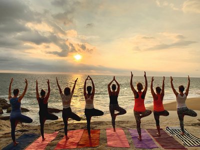 Yoga bei Sonnenaufgang mit Blick auf das Meer