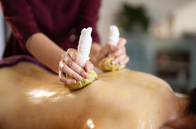 Entspannen Sie bei einer Kräuterstempel Massage