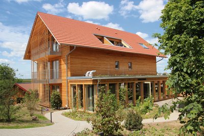 Das neu gebaute Gästehaus des Ayurveda Gesundheits- und Kurzentrums der Rosenberg Akademie