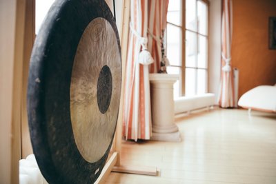 Üben Sie im lichtdurchfluteten Yogaraum Yoga im Hotel Engel in Südtriol 