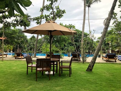 Entspannt den Tag am pool genießen