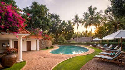 Sonnenuntergang am Pool des Somatheeram Ayurvedic Health Resort