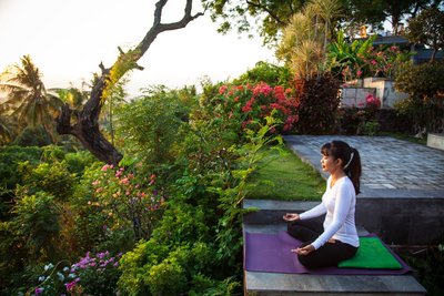 Kommen Sie bei einer Meditation im Grünen zur Ruhe