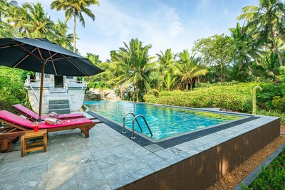 Abkühlen im großzügigen Pool