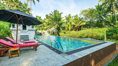 Abkühlen im großzügigen Pool Abkühlen im großzügigen Pool