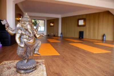 Der Yogaraum im Alpino Atlantico lädt zum wohltuenden Yoga üben ein