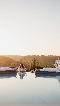 Vier Ayurveda-Gäste nehmen an einer Klang-Meditation auf dem Wasser teil