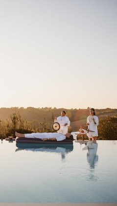 Vier Ayurveda-Gäste nehmen an einer Klang-Meditation auf dem Wasser teil