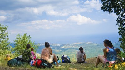 Wandergruppe blickt auf die Bergwelt