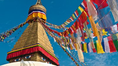 Auf Ihrer Reise nach Nepal warten viele bunte Gebetsfahnen auf Sie