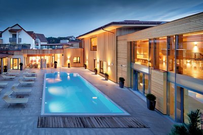 Das Thermalwasser im Außenpool hat eine wohltuende Wirkung