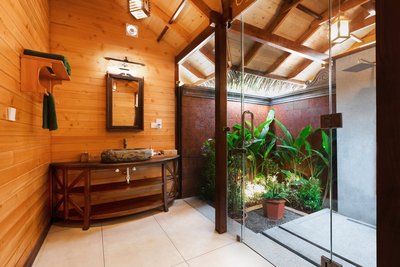 Die offene Dusche stellt ein Highlight der Wooden Premium Villen dar