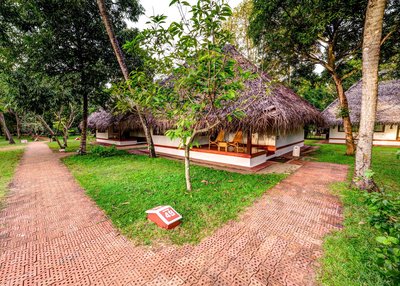 Die grüne Anlage des Marari Beach Resort