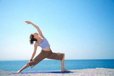 Entspannende Yoga-Übung am Meer