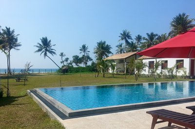 Vom großzügig angelegten Pool haben Sie direkten Blick über die Anlage zum Meer