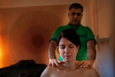 Die Therapeuten sind ausgebildet und geben ayurvedische Massagen