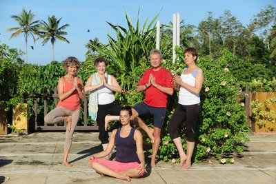 NEUE WEGE Yogalehrerin Gabriele Heigl mit ihrer Yoga-Gruppe im Barberyn Beach Resort
