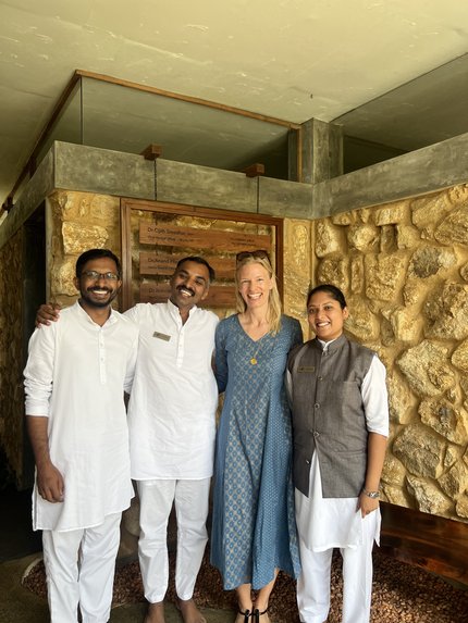 Katharina Hegemann mit dem Team des Prakriti Shakti