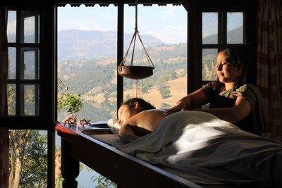 Gönnen Sie sich eine wohltuende Ayurveda-Behandlung im Begnas Lake 