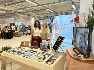 Zwei Frauen an einem Messestand