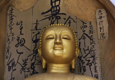 Geschmückt mit buddhistischen Statuen strahlt das Ayurvie eine besondere Atmospähre aus
