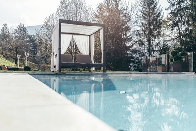 Erfrischen können Sie sich im Pool des Hotel Engel 