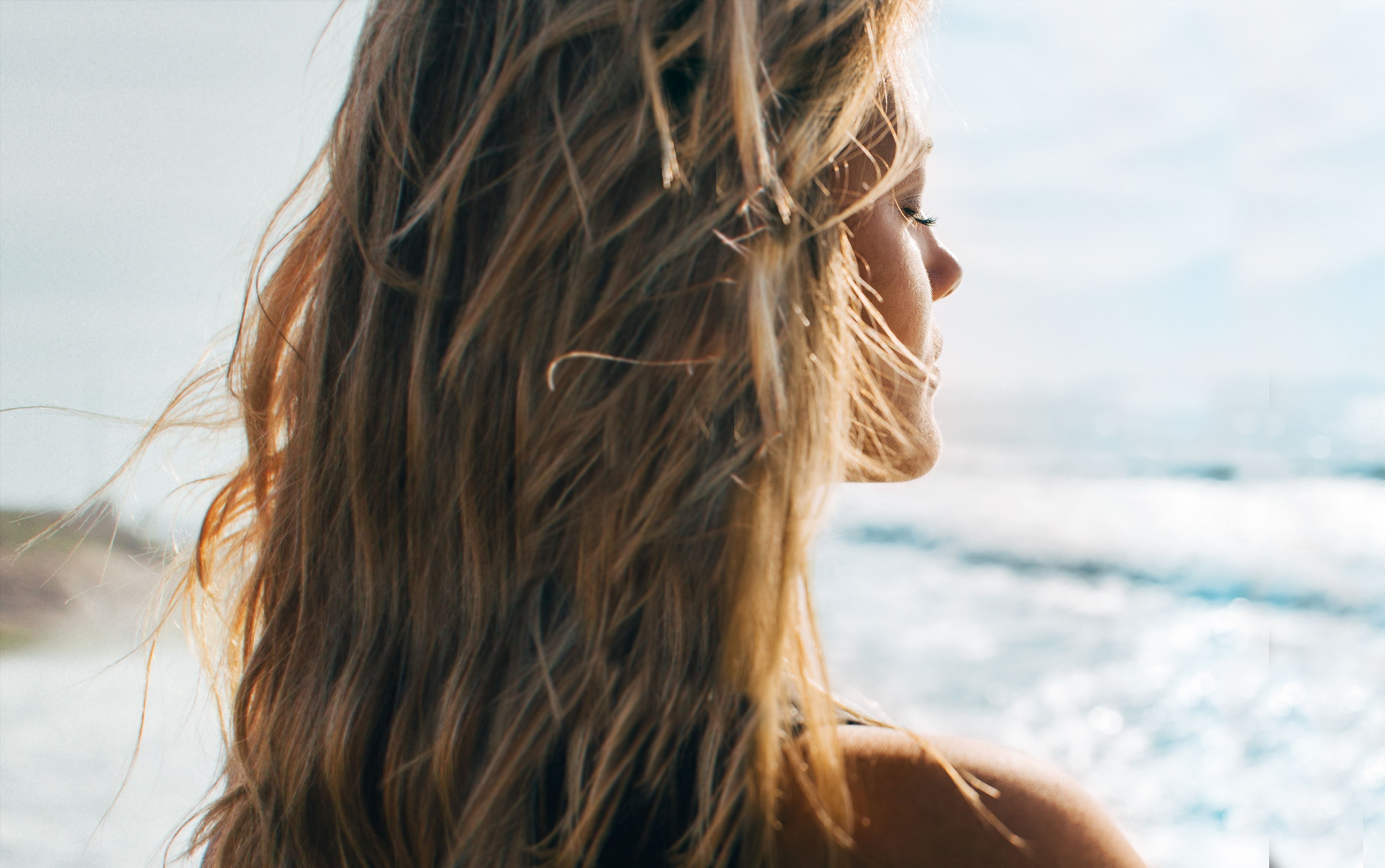 Frau mit geschlossenen Augen am Meer