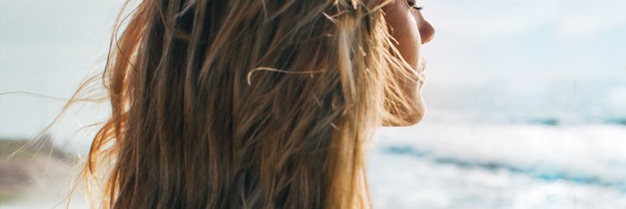 Frau mit geschlossenen Augen am Meer