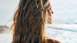 Frau mit geschlossenen Augen am Meer