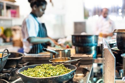 In der Küche der HIRU Villa werden leckere ayurvedische Gerichte für Sie zubereitet